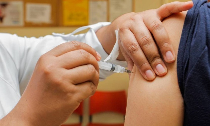 Campanha de vacinação contra o sarampo imuniza adultos de 30 a 49 anos em Linhares