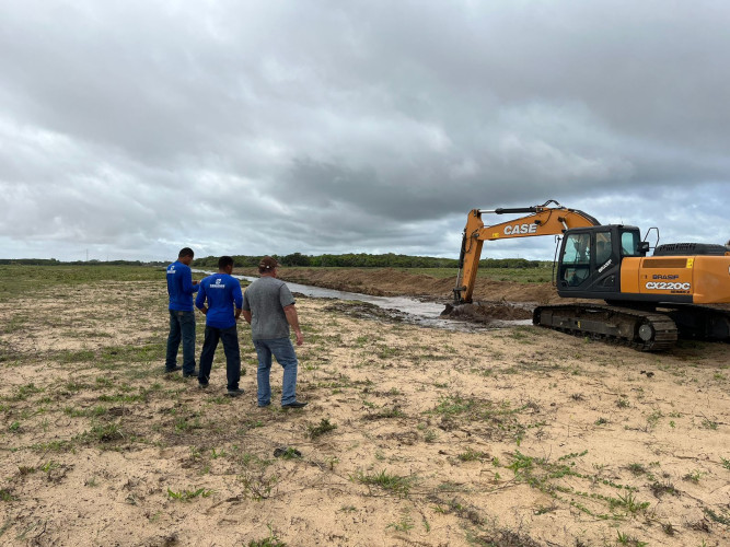 Canal de 800 metros é aberto para escoar água da chuva em Pontal do Ipiranga