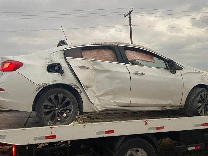 Carro roubado em assalto é abandonado batido após acidente em Linhares