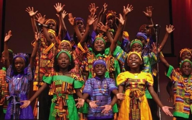 Coral de crianças Watoto, da África, se apresenta na Igreja Memorial de Linhares na próxima terça (21)