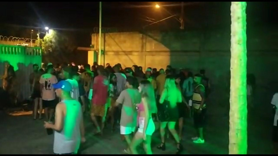 Em meio à quarentena, PM flagra aglomeração de jovens e encerra festa clandestina em Linhares