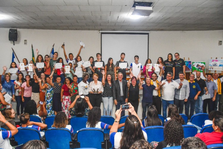 Estudantes de Linhares recebem premiação por desempenho escolar