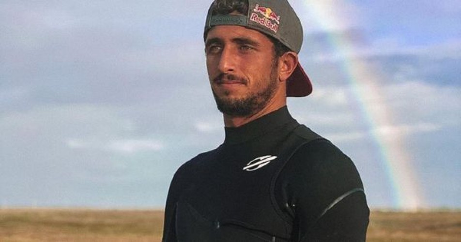 Ex-BBB 20 Lucas Chumbo curte surfe em Regência: "Que lugar"