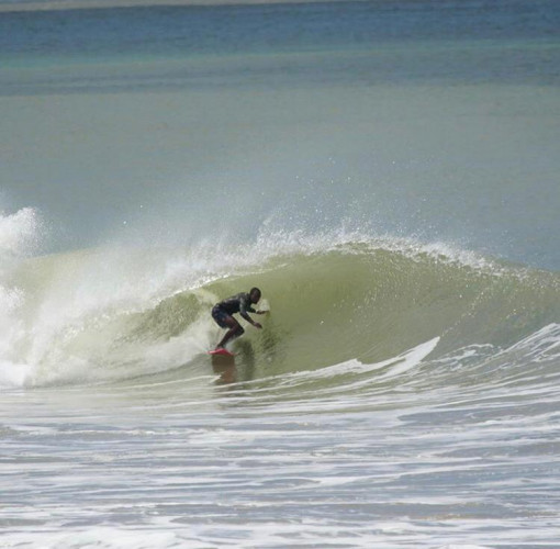 Feras do surfe capixaba curtem ondas de Regência