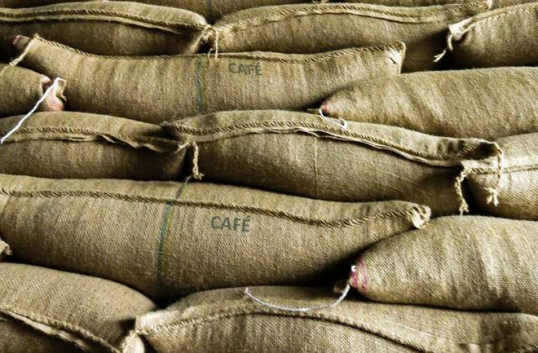 Fiscalização apreende mais de meia tonelada de café e blocos de granito em Linhares