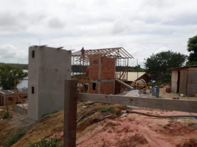 Fiscalização embarga casas irregulares às margens da Lagoa Nova, em Linhares