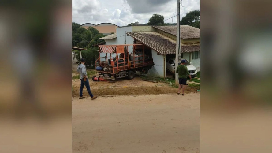 Freio de mão falha e caminhão destrói parte de residência em Rio Bananal