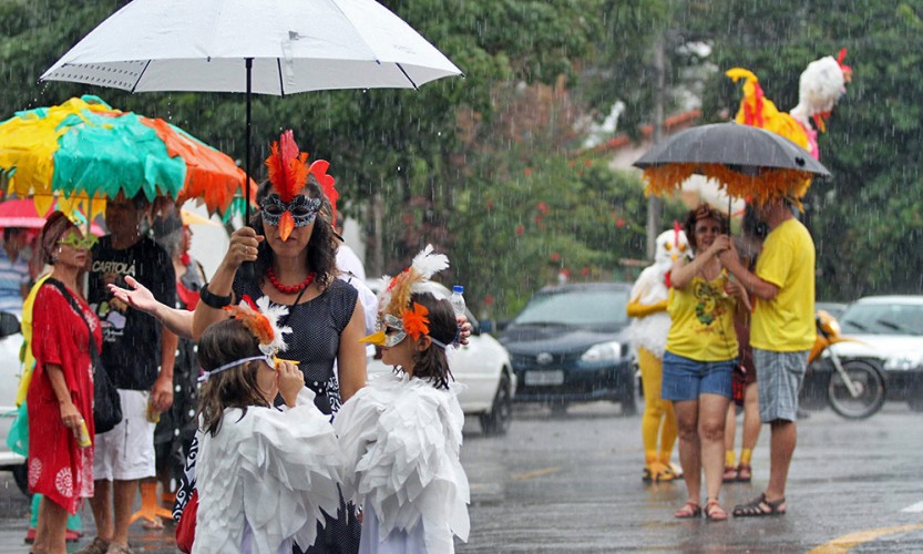 Frente fria chega ao ES com chuva forte e queda de temperatura no Carnaval