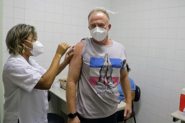 Governador do ES recebe primeira dose da vacina contra a Covid-19