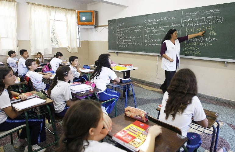 Governo do ES abre seleção para professor DT com salário de quase R$ 2 mil