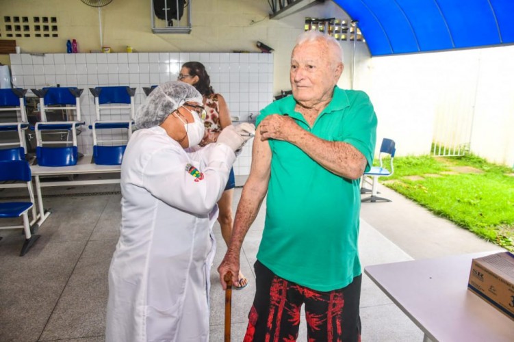 Gripe: vacinação é suspensa para aguardar novo estoque de vacinas; Linhares já vacinou 10 mil idosos