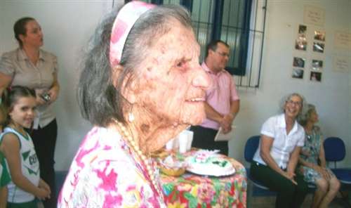 Tia Dulce se emociona no chá de seus 94 anos