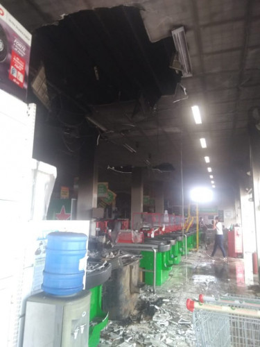 Incêndio atinge caixas do supermercado Casagrande de Guriri