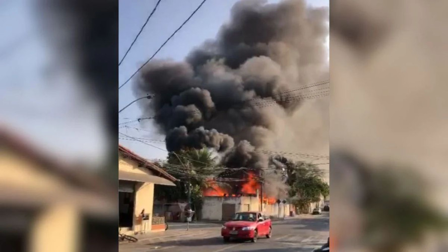 Incêndio atinge e destrói parte de oficina de estofados em Linhares