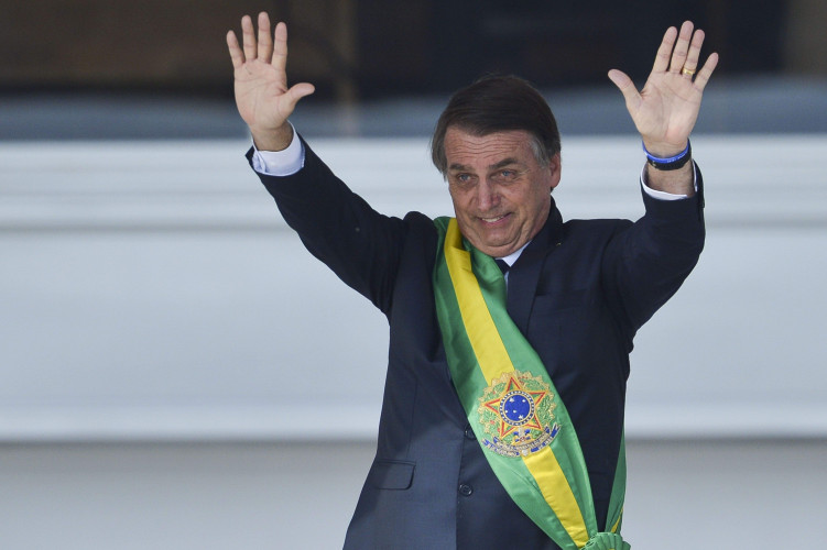 Jair Bolsonaro anuncia novo Bolsa Família de R$ 300