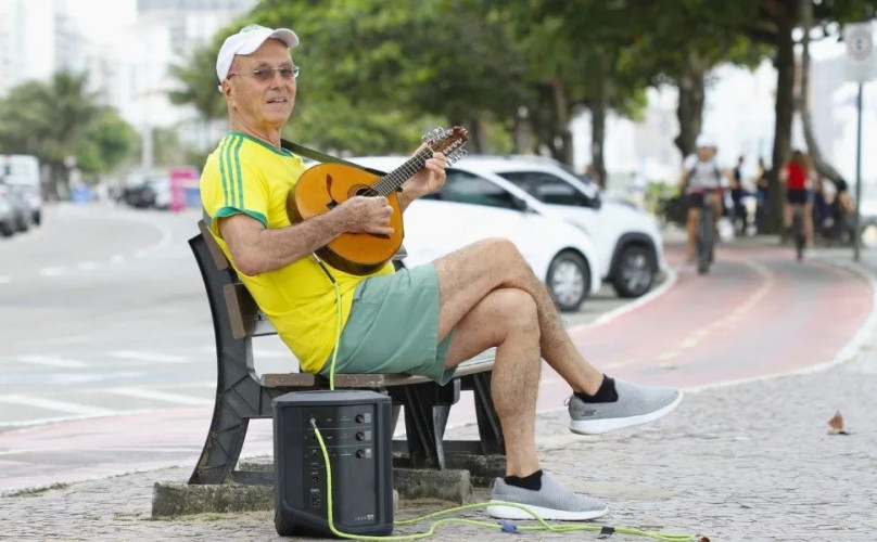 Linharense de Coração: Médico aposentado dá show com bandolim no calçadão de Vila Velha