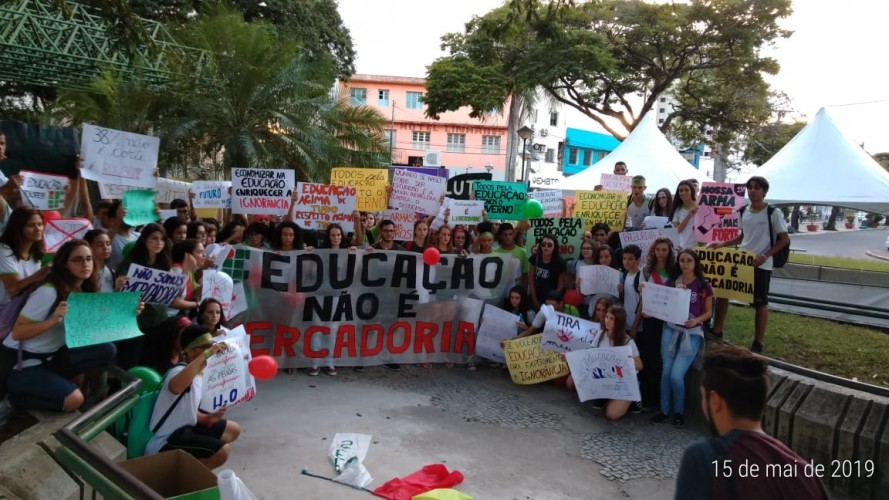 Manifestação contra corte de verbas na educação percorre as ruas de Linhares