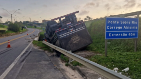 Motorista escapa ileso após carreta despencar de uma altura de 10 metros na BR 101, em São Mateus 
