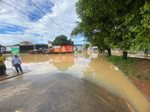 Rio transborda e interdita ES 245 após forte chuva em Rio Bananal