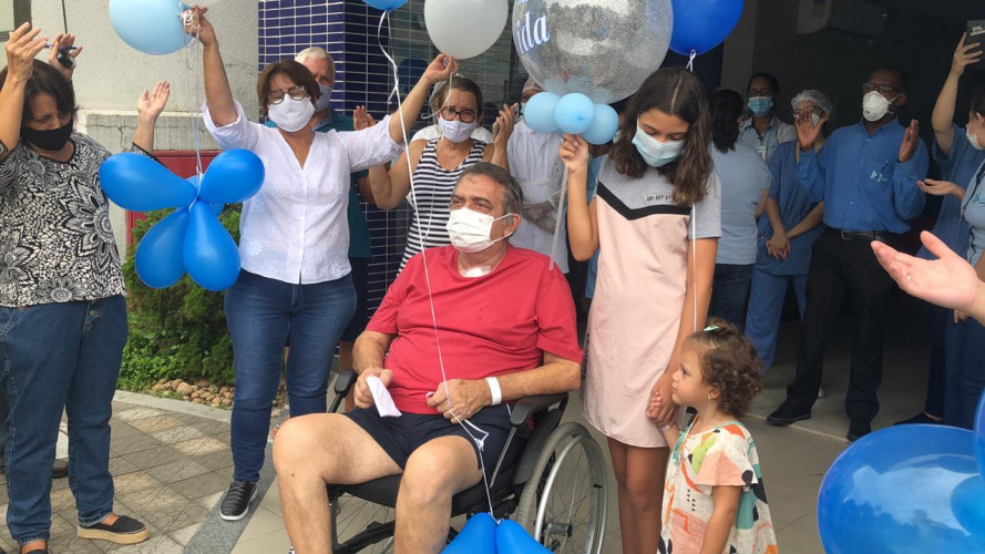 Médico Paulo Faé recebe alta após ficar 51 dias internado por causa do coronavírus