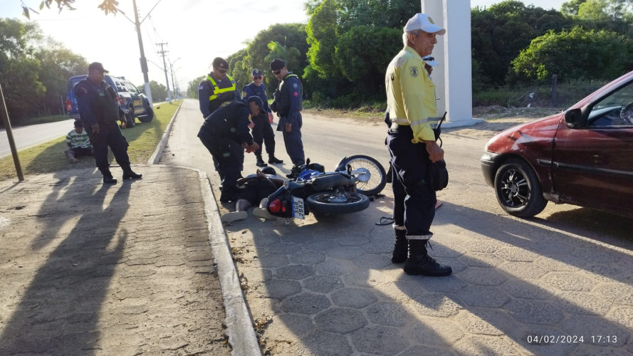 Motociclista cai ao tentar atropelar agente durante blitz em Linhares