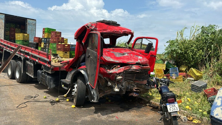 Motorista fica ferido em acidente entre caminhões na BR 101 em Linhares