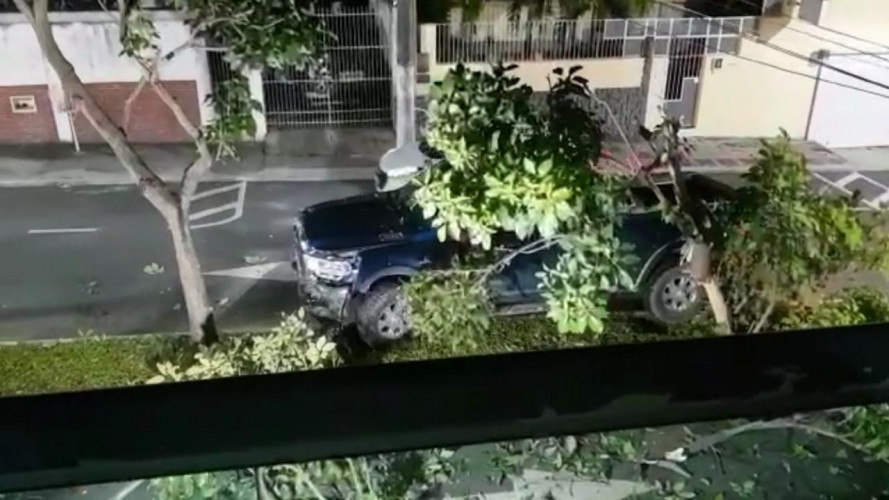 Motorista perde controle de caminhonete e arranca poste da principal avenida da Lagoa do Meio