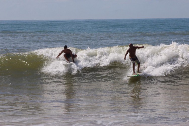 Pais e filhos compartilham a paixão pelo surfe nas praias de Linhares