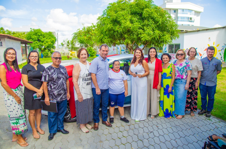 Pestalozzi de Linhares recebe veículo de emenda parlamentar