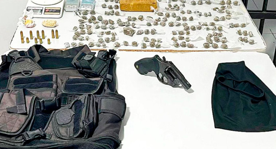 Polícia apreende 166 buchas de maconha, arma, munições e colete balístico no bairro Juparanã 