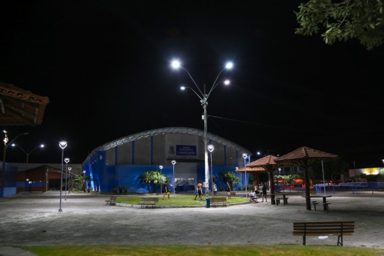 Praça do bairro Conceição ganha nova iluminação com tecnologia de LED