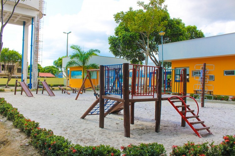 Praça do bairro Shell ganha novo parque infantil