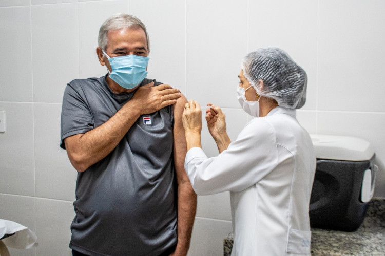 Prefeito de Linhares Guerino Zanon recebe a primeira dose da vacina contra a Covid-19