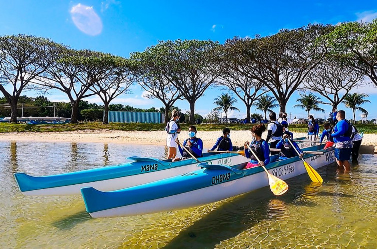 Canoa havaiana: projeto transforma a vida de jovens de favelas