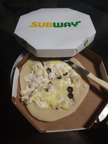 Rede de fast food pede desculpas por foto de pizza que viralizou nas redes sociais