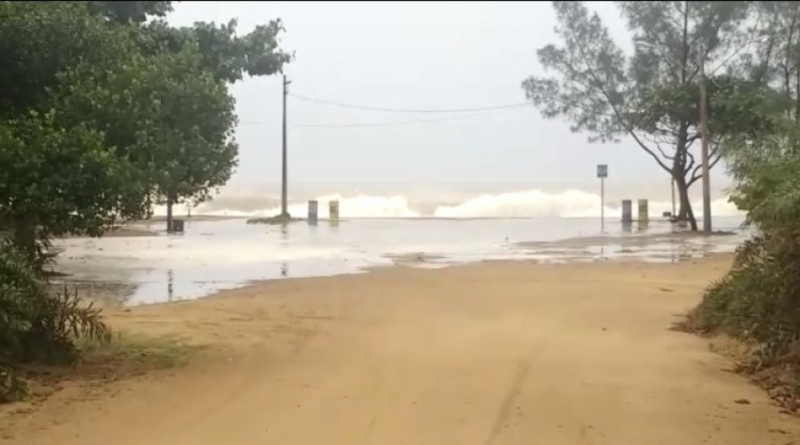 Ressaca do mar também atinge Povoação, no litoral de Linhares