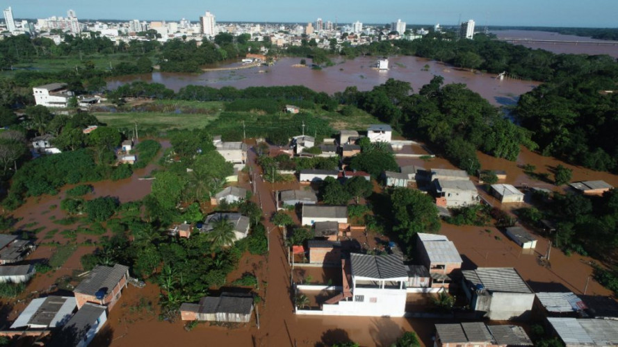 Rio Doce atinge marca 5,5 metros e famílias ribeirinhas são resgatadas
