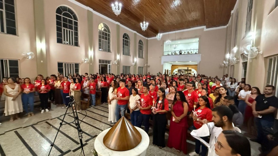 Sacramento da Crisma para 85 jovens na paróquia São Paulo Apóstolo, no distrito de Bebedouro