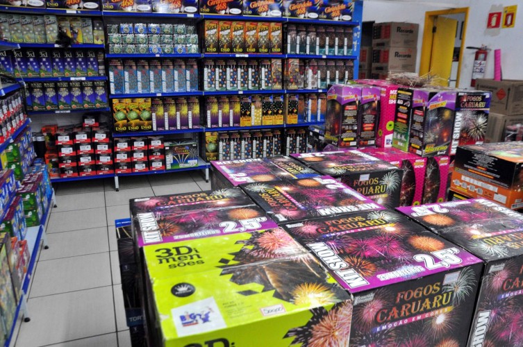 Sancionada lei que obriga cadastro para compra de fogos de artifício no Estado