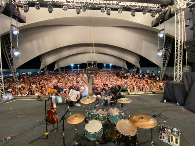 Show sertanejo de Andre Violette empolga o público no Parador Internacional Guriri