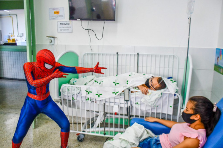 Super herói invade UPA Infantil de Linhares e alegra crianças internadas e em observação