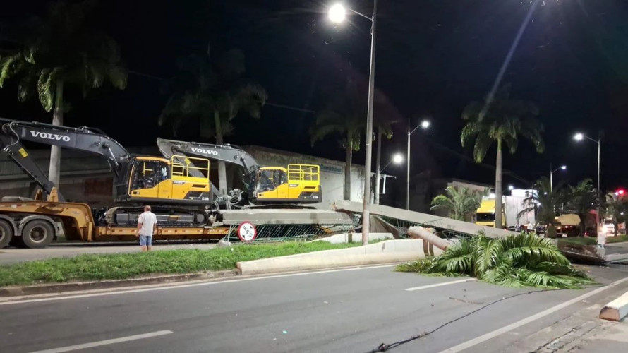 Trator em carreta derruba passarela e interdita BR 101 em Linhares