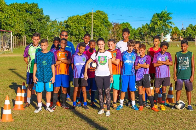 Valéria, a técnica que comanda uma escolinha de futebol com 80 jogadores em Rio Quartel 